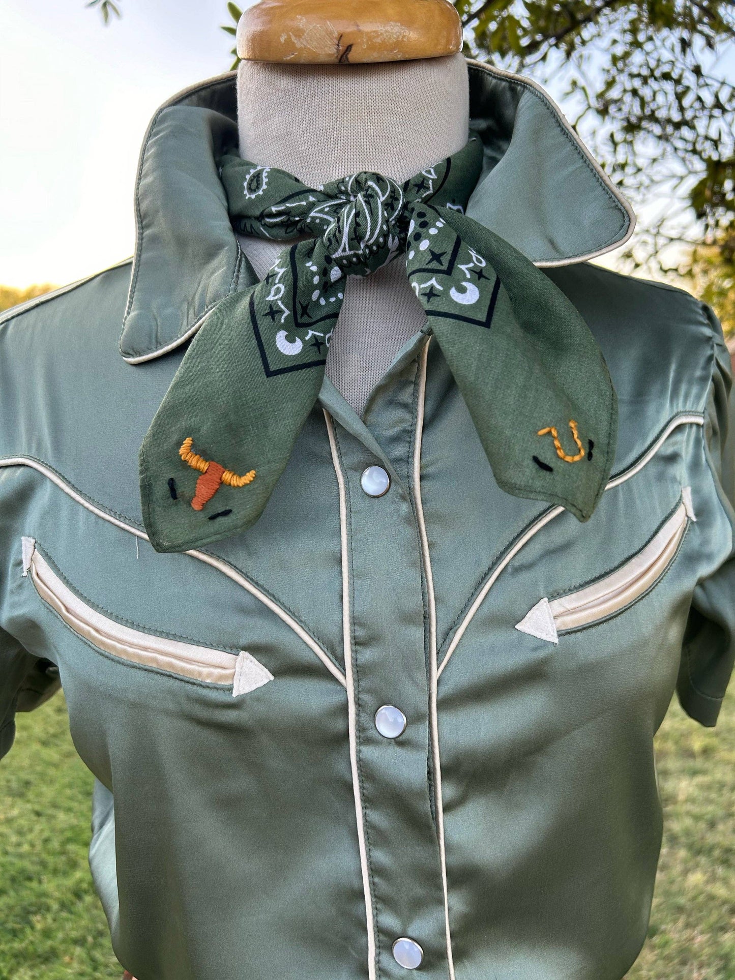 Embroidered Round Up Bandana | Moss Green